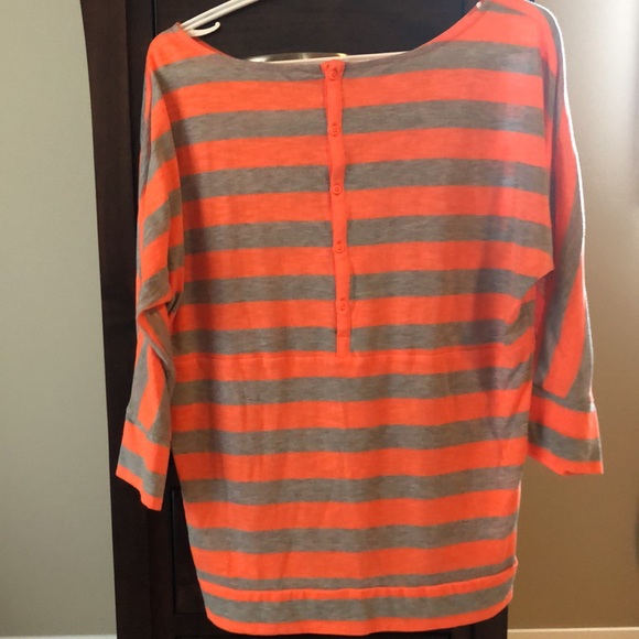 3/4 length sleeve top - Picture 2 of 3